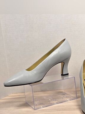 vintage Nine West light grey leather pointed-toe kitten heels 8